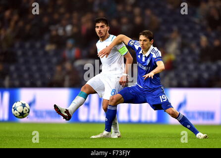 Porto, Portugal. 24 Nov, 2015. Porto Ruben Neves (L) rivalise avec Dynamo Kiev's Denis Garmash lors de la Ligue des Champions, groupe G, match de football entre Porto et Dynamo Kiev à Porto, Portugal, 24 novembre 2015. Porto a perdu 0-2. Credit : Zhang Liyun/Xinhua/Alamy Live News Banque D'Images