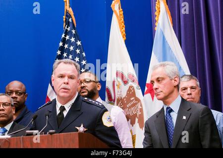 Chicago, la police a relâché une vidéo sur Mardi montrant le tournage de 17 ans Laquan McDonald. 20 Oct, 2014. Surintendant de la police de Chicago Garry McCarthy (L'avant) et le maire Rahm Emanuel (R) avant de participer à une conférence de presse à Chicago, États-Unis, le 24 novembre, 2015. La police a relâché une vidéo sur Mardi montrant le tournage de 17 ans Laquan McDonald, qui a été tué par l'officier de police de Chicago Van Dyke le 20 octobre 2014. Van Dyke a été accusé de meurtre au premier degré dans la région de McDonald's la mort. © Il Xianfeng/Xinhua/Alamy Live News Banque D'Images