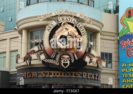 Metro Goldwyn Mayer. MGM Studios Plaza. Leo le Lion Mascot. Zone touristique de Clifton Hill, Niagara Falls, Ontario, Canada Banque D'Images