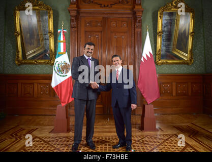 La ville de Mexico, Mexique. 24 Nov, 2015. Image fournie par la présidence du Mexique montre le président mexicain Enrique Pena Nieto (R) serre la main de l'Émir du Qatar, Cheikh Tamim bin Hamad Al-Thani (L) au cours d'une réunion au Palais National à Mexico, capitale du Mexique, le 24 novembre, 2015. L'Émir du Qatar est au Mexique pour une visite officielle. Crédit : la présidence du Mexique/Xinhua/Alamy Live News Banque D'Images