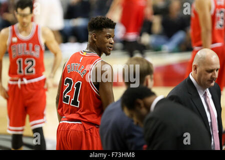 Portland, Oregon, USA. 24 Nov, 2015. JIMMY BUTLER (21) sourit à ses coéquipiers. Les Portland Trailblazers a accueilli les Chicago Bulls lors de la Moda Center. Photo de David Blair Crédit : David Blair/ZUMA/Alamy Fil Live News Banque D'Images