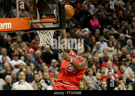 Portland, Oregon, USA. 24 Nov, 2015. JIMMY BUTLER (21) disques durs au cerceau. Les Portland Trailblazers a accueilli les Chicago Bulls lors de la Moda Center. Photo de David Blair Crédit : David Blair/ZUMA/Alamy Fil Live News Banque D'Images