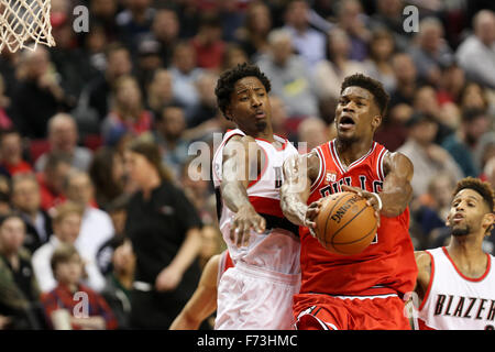 Portland, Oregon, USA. 24 Nov, 2015. JIMMY BUTLER (21) disques durs au cerceau. Les Portland Trailblazers a accueilli les Chicago Bulls lors de la Moda Center. Photo de David Blair Crédit : David Blair/ZUMA/Alamy Fil Live News Banque D'Images