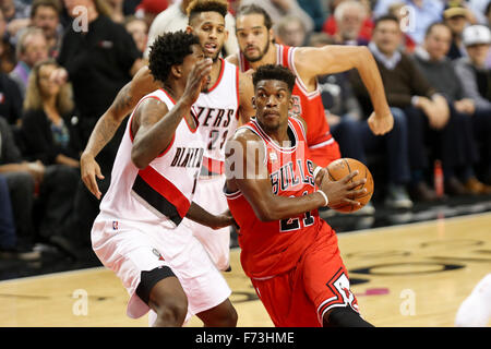 Portland, Oregon, USA. 24 Nov, 2015. JIMMY BUTLER (21) disques durs au cerceau. Les Portland Trailblazers a accueilli les Chicago Bulls lors de la Moda Center. Photo de David Blair Crédit : David Blair/ZUMA/Alamy Fil Live News Banque D'Images