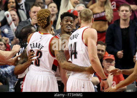 Portland, Oregon, USA. 24 Nov, 2015. JIMMY BUTLER (21) et MASON PLUMLEE (24) mots d'échange dans une altercation. Les Portland Trailblazers a accueilli les Chicago Bulls lors de la Moda Center. Photo de David Blair Crédit : David Blair/ZUMA/Alamy Fil Live News Banque D'Images