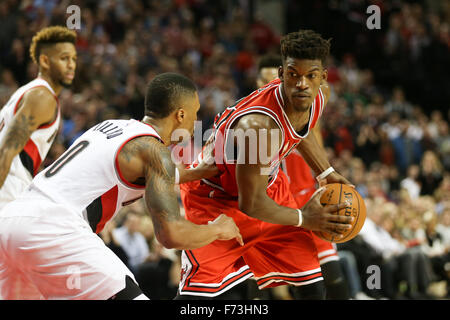 Portland, Oregon, USA. 24 Nov, 2015. JIMMY BUTLER (21) ressemble à conduire. Les Portland Trailblazers a accueilli les Chicago Bulls lors de la Moda Center. Photo de David Blair Crédit : David Blair/ZUMA/Alamy Fil Live News Banque D'Images
