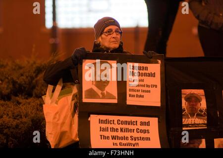 Chicago, la police a relâché une vidéo sur Mardi montrant le tournage de 17 ans Laquan McDonald. 20 Oct, 2014. Une femme nous tend un placard pendant une manifestation contre le tournage à Chicago, États-Unis, le 24 novembre, 2015. La police a relâché une vidéo sur Mardi montrant le tournage de 17 ans Laquan McDonald, qui a été tué par l'officier de police de Chicago Van Dyke le 20 octobre 2014. Van Dyke a été accusé de meurtre au premier degré dans la région de McDonald's la mort. © Il Xianfeng/Xinhua/Alamy Live News Banque D'Images