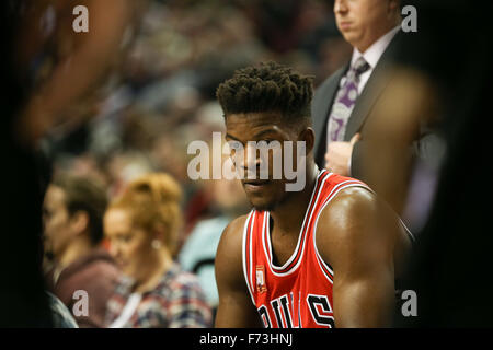 Portland, Oregon, USA. 24 Nov, 2015. JIMMY BUTLER (21) repose sur le banc. Les Portland Trailblazers a accueilli les Chicago Bulls lors de la Moda Center. Photo de David Blair Crédit : David Blair/ZUMA/Alamy Fil Live News Banque D'Images