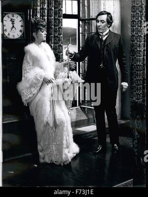 1974 - Robert Stephens comme le jeune Sherlock Holmes, et Geneviève Page, comme Gabrielle Delvaux, dans une scène de l'ow film, ''La vie privée de Sherlock Holmes' © Keystone Photos USA/ZUMAPRESS.com/Alamy Live News Banque D'Images