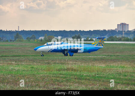 L'Ukraine, am See - 3 octobre, 2010 : Aero L-29 Delfin le roulage vers le parking après l'atterrissage Banque D'Images