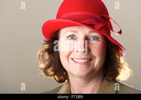 Close-up of brunette en chapeau de feutre rouge Banque D'Images