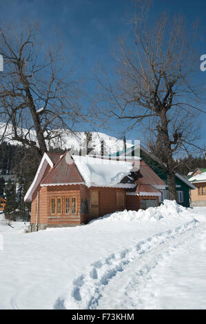 La route couverte de neige, gulmarg, au Cachemire, en Inde, en Asie Banque D'Images