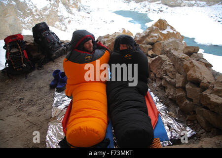 Les randonneurs sur la rivière gelée trek 'Chadar'dans l'Himalaya indien. Banque D'Images