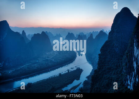 Formations karstiques de calcaire et de la rivière Li à l'aube de la région de Guilin Guangxi, Chine LA008026 Banque D'Images