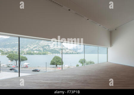 L'espace d'exposition et vue sur le lac. Centre d'Art du Lac Lugano, Lugano, Suisse. Architecte : Ivano Gianola Studio d'architettura, 2015 Banque D'Images