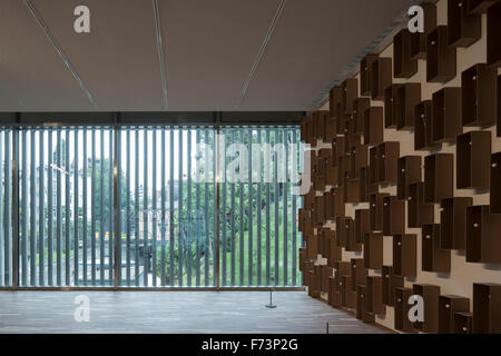 L'oeuvre fixée au mur dans l'espace d'exposition. Centre d'Art du Lac Lugano, Lugano, Suisse. Architecte : Ivano Gianola Studio d'architet Banque D'Images