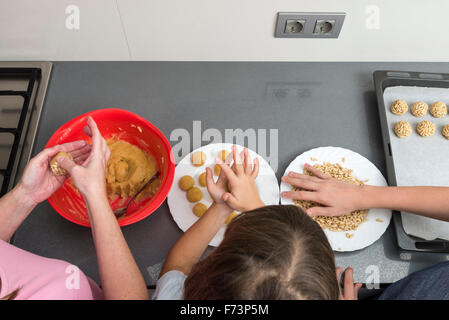 Le pétrissage de la famille pour faire panellets massepain dans la cuisine. panellet sont des desserts traditionnels de tous les saints, connus sous le nom de ca Banque D'Images