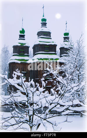 Paysage. église de bois sous la neige. L'Ukraine. Musée du Pirogovo Banque D'Images