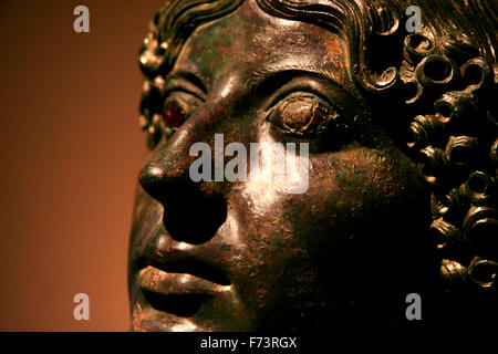 MERIDA, ESPAGNE - 20 mars 2008 : tête de statue en bronze. L'exposition sur Pompéi Musée MNAR de Mérida, Espagne Banque D'Images