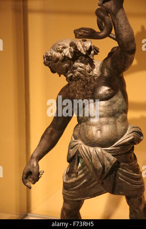 MERIDA, ESPAGNE - 20 mars 2008 : statue en bronze de faun avec snake. L'exposition sur Pompéi Musée MNAR de Mérida, Espagne Banque D'Images