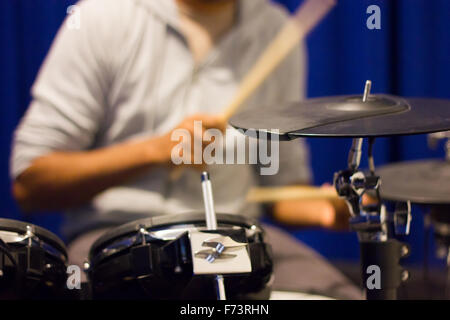 Photo d'action d'un batteur pratiquer drums Banque D'Images