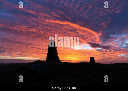 Baldersdale Teesdale, County Durham, Royaume-Uni. 25 novembre 2015. Météo britannique. Ciel rouge le matin bergers avertissement est un vieux pays disant et il y avait certainement un ciel rouge spectaculaire vue de sommet de la montagne d'Shacklesborough dans le North Pennines ce matin. Les prévisions sont pour le cloud d'augmenter au cours de la journée avec de la pluie en arrivant au cours de l'après-midi. Crédit : David Forster/Alamy Live News Banque D'Images