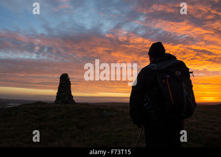 Baldersdale Teesdale, County Durham, Royaume-Uni. 25 novembre 2015. Météo britannique. Ciel rouge le matin bergers avertissement est un vieux pays disant et il y avait certainement un ciel rouge spectaculaire vue de sommet de la montagne d'Shacklesborough dans le North Pennines ce matin. Les prévisions sont pour le cloud d'augmenter au cours de la journée avec de la pluie en arrivant au cours de l'après-midi. Crédit : David Forster/Alamy Live News Banque D'Images