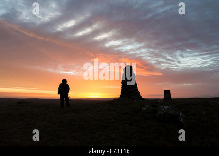 Baldersdale Teesdale, County Durham, Royaume-Uni. 25 novembre 2015. Météo britannique. Ciel rouge le matin bergers avertissement est un vieux pays disant et il y avait certainement un ciel rouge spectaculaire vue de sommet de la montagne d'Shacklesborough dans le North Pennines ce matin. Les prévisions sont pour le cloud d'augmenter au cours de la journée avec de la pluie en arrivant au cours de l'après-midi. Crédit : David Forster/Alamy Live News Banque D'Images