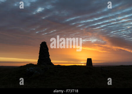 Baldersdale Teesdale, County Durham, Royaume-Uni. 25 novembre 2015. Météo britannique. Ciel rouge le matin bergers avertissement est un vieux pays disant et il y avait certainement un ciel rouge spectaculaire vue de sommet de la montagne d'Shacklesborough dans le North Pennines ce matin. Les prévisions sont pour le cloud d'augmenter au cours de la journée avec de la pluie en arrivant au cours de l'après-midi. Crédit : David Forster/Alamy Live News Banque D'Images