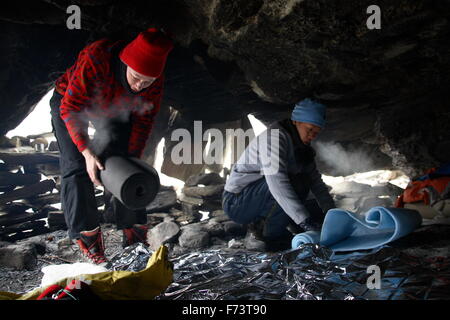 Les randonneurs sur la rivière gelée trek 'Chadar'dans l'Himalaya indien. Banque D'Images