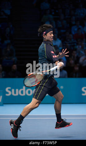 Kei Nishikori (JPN) dans 5 jour des célibataires action à l'ATP World Tour Finals 2015, O2 arena jouer Roger Federer. Banque D'Images