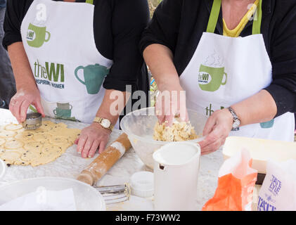 Les membres de l'Institut féminin de faire des gâteaux et des scones sur l'étal pour vendre avec un plateau au Festival de l'économie. UK Banque D'Images