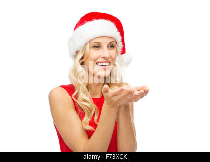 Happy woman in santa hat holding quelque chose sur palm Banque D'Images