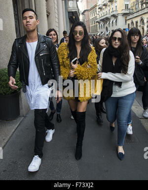 Ashley Benson et Shay Mitchell, rendez-vous sur un voyage de shopping avec Hailey Baldwin dans la Via Monte Napoleone à Milan comprend : Shay Mitchell Où : Milan, Italie Quand : 24 Oct 2015 Banque D'Images