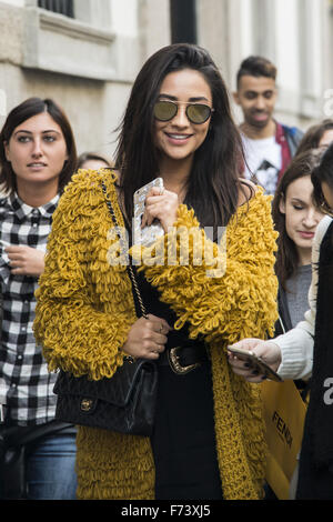 Ashley Benson et Shay Mitchell, rendez-vous sur un voyage de shopping avec Hailey Baldwin dans la Via Monte Napoleone à Milan comprend : Shay Mitchell Où : Milan, Italie Quand : 24 Oct 2015 Banque D'Images