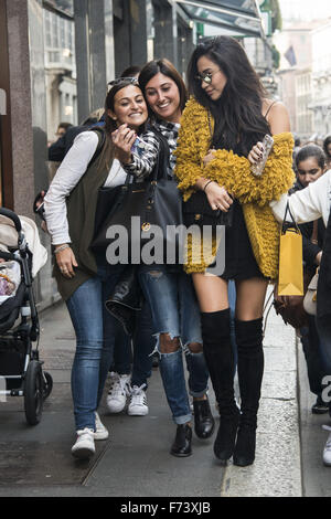 Ashley Benson et Shay Mitchell, rendez-vous sur un voyage de shopping avec Hailey Baldwin dans la Via Monte Napoleone à Milan comprend : Shay Mitchell Où : Milan, Italie Quand : 24 Oct 2015 Banque D'Images