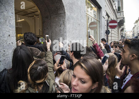 Ashley Benson et Shay Mitchell, rendez-vous sur un voyage de shopping avec Hailey Baldwin dans la Via Monte Napoleone à Milan comprend : Atmosphère Où : Milan, Italie Quand : 24 Oct 2015 Banque D'Images