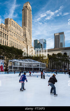 Patinage sur glace en Bryant Park, à Manhattan, New York, USA Banque D'Images