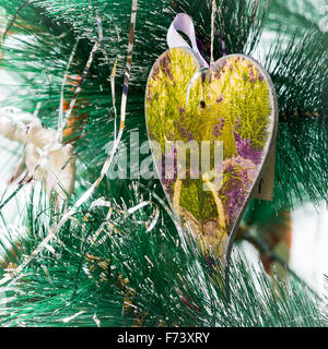 Arbre de Noël décoré avec des coeurs Banque D'Images