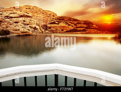 Coucher de soleil paysage avec lac et montagnes Banque D'Images