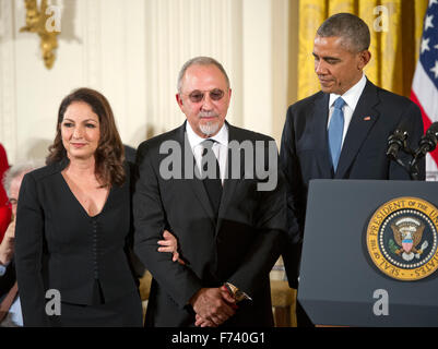 Gloria et Emilio Estefan (C) stand pour recevoir la Médaille présidentielle de la liberté du Président des Etats-Unis Barack Obama lors d'une cérémonie dans l'East Room de la Maison Blanche à Washington, DC le Mardi, Novembre 24, 2015. La médaille est la plus haute distinction civile US, a présenté à des personnes qui ont contribué en particulier à la sécurité contribution méritoire ou d'intérêts nationaux des États-Unis, pour la paix dans le monde, ou de la ou des entreprises publiques ou privées. Photo : Ron Sachs/CNP/DPA - AUCUN FIL SERVICE - Banque D'Images