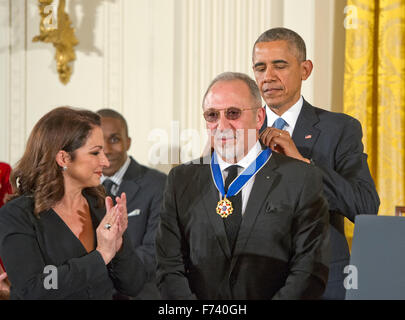 Gloria Estefan applaudit comme son mari Emilio Estefan reçoit la Médaille présidentielle de la liberté du Président des Etats-Unis Barack Obama lors d'une cérémonie dans l'East Room de la Maison Blanche à Washington, DC le Mardi, Novembre 24, 2015. La médaille est la plus haute distinction civile US, a présenté à des personnes qui ont contribué en particulier à la sécurité contribution méritoire ou d'intérêts nationaux des États-Unis, pour la paix dans le monde, ou de la ou des entreprises publiques ou privées. Photo : Ron Sachs/CNP/DPA - AUCUN FIL SERVICE - Banque D'Images