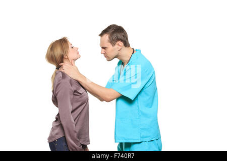 Médecin homme interroge une femme malade. Blanc isolé Banque D'Images