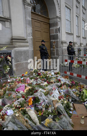 Copenhague, Danemark. 25 novembre. 2015. Présente à l'ambassade française de la police après l'attaque terroriste de Paris personnes déposent des fleurs et venez visiter l'ambassade française à Copenhague, Danemark. Crédit : François doyen/Alamy Live News Banque D'Images