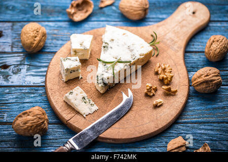 Le fromage bleu sur la planche à découper en bois Banque D'Images