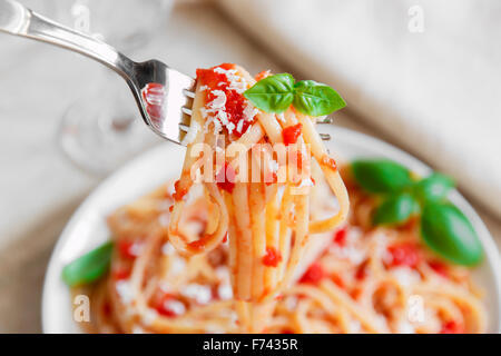 Les linguine pâtes avec sauce tomate et fromage sur une plaque Banque D'Images