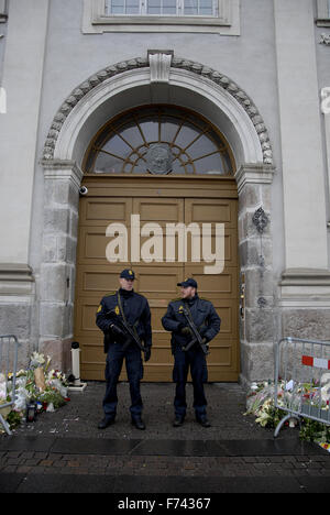 Copenhague, Danemark. 25 novembre. 2015. Présente à l'ambassade française de la police après l'attaque terroriste de Paris personnes déposent des fleurs et venez visiter l'ambassade française à Copenhague, Danemark. Crédit : François doyen/Alamy Live News Banque D'Images