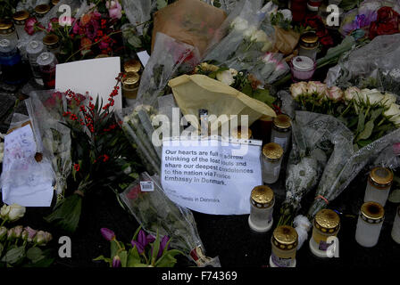 Copenhague, Danemark. 25 novembre. 2015. Présente à l'ambassade française de la police après l'attaque terroriste de Paris personnes déposent des fleurs et venez visiter l'ambassade française à Copenhague, Danemark. Crédit : François doyen/Alamy Live News Banque D'Images