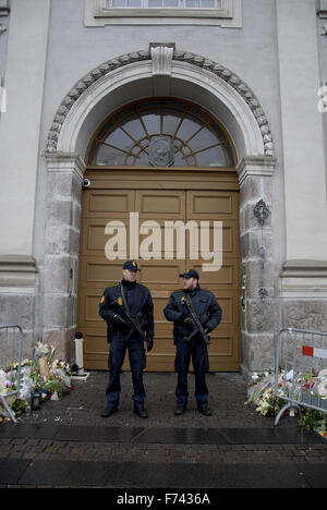 Copenhague, Danemark. 25 novembre. 2015. Présente à l'ambassade française de la police après l'attaque terroriste de Paris personnes déposent des fleurs et venez visiter l'ambassade française à Copenhague, Danemark. Crédit : François doyen/Alamy Live News Banque D'Images