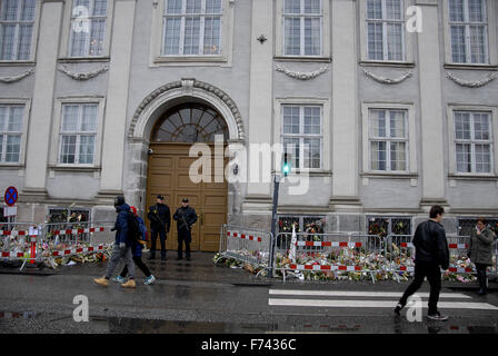 Copenhague, Danemark. 25 novembre. 2015. Présente à l'ambassade française de la police après l'attaque terroriste de Paris personnes déposent des fleurs et venez visiter l'ambassade française à Copenhague, Danemark. Crédit : François doyen/Alamy Live News Banque D'Images